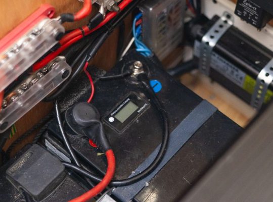 Instalación de batería de servicio para autocaravana, motorhome y furgoneta camper