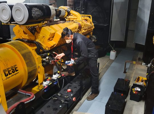 Servicio industrial para baterías, electromecánico está haceindo u servicio de batería para una empresa