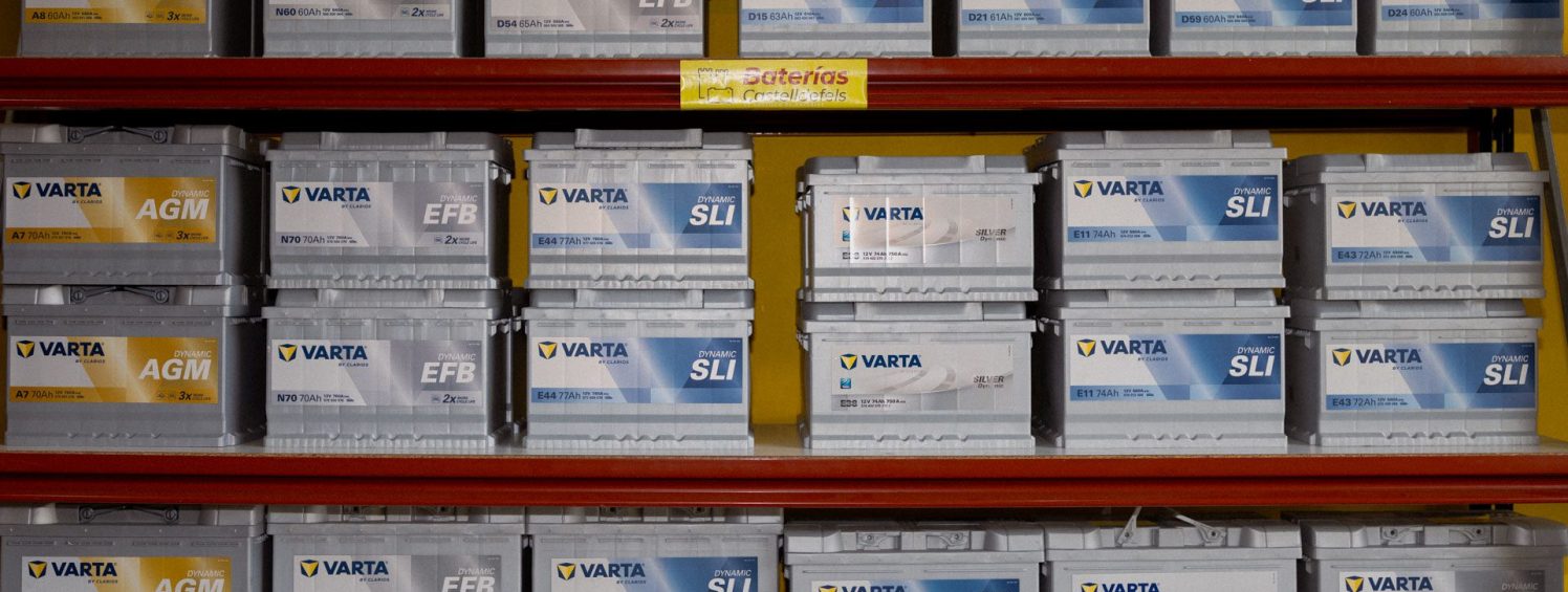 Estantería lleno de baterías de marca VARTA para coche